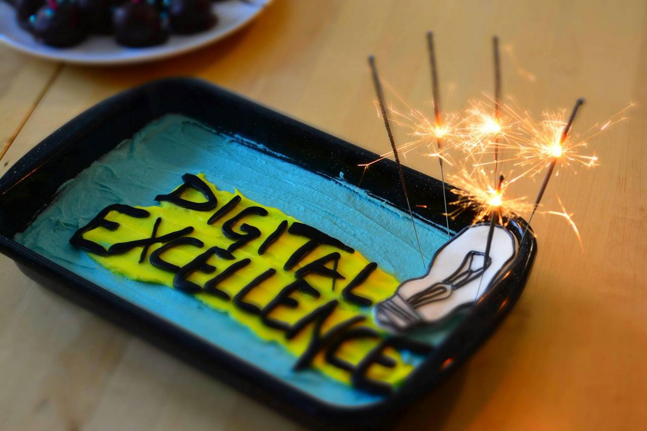 A cake with sparklers for Tickaroo's ninth birthday and the words digital excellence written out on it. Celebrating and looking forward to even more success in providing live reporting technology and custom digital solutions.